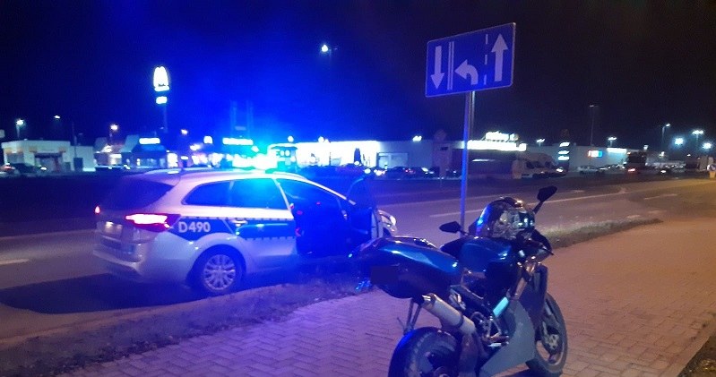 28-latek nie zauważył patrolu, bo "palił gumę" na chodniku /Policja