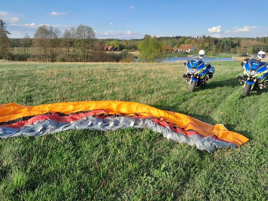 28-latek zdecydował się na lot paralotnią, wzbijając się w powietrze za pomocą liny zaczepionej do quada /OSP KSRG Małdyty /Facebook