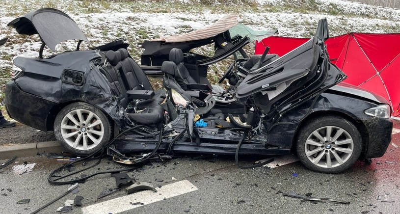 28-letni pasażer BMW zmarł na miejscu. Kierowca walczy teraz o życie. /Informacja prasowa