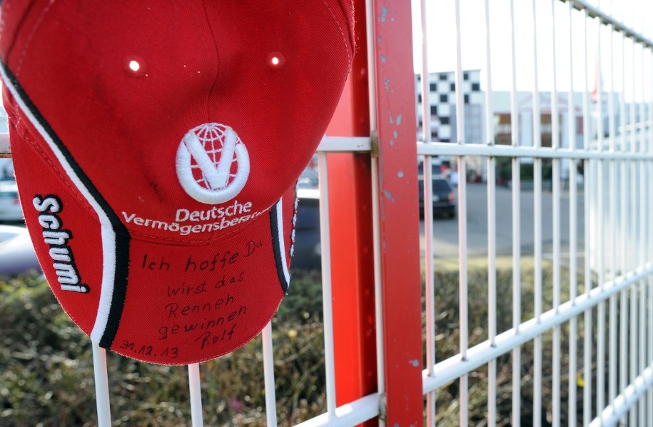 29 grudnia podczas jazdy na nartach z 14-letnim synem Schumacher przewrócił się i uderzył głową w skałę /HENNING KAISER /PAP/EPA