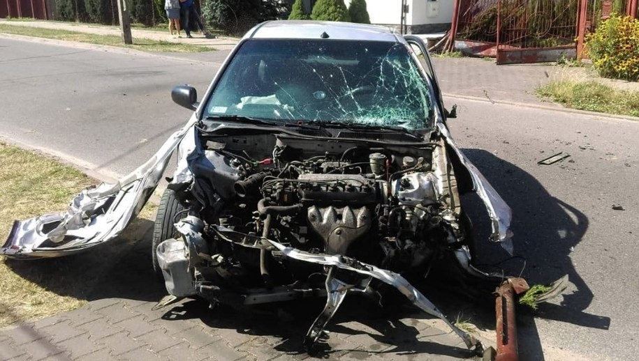 29-latek jadąc ulicami Łodzi rozbił w sumie 3 samochody i uderzył w 2 bramy /Łódzka policja /Policja