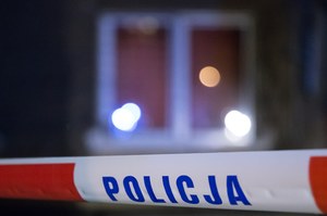 29-latek rzucił się z siekierą na rodzinę. Przyznał się do winy, szczegółów nie podał 