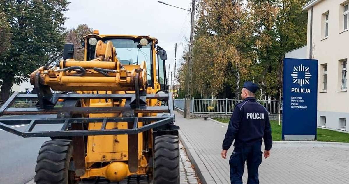 29-latek ukradł koparkę, a potem odstawił ją na parking pod komendą /Policja