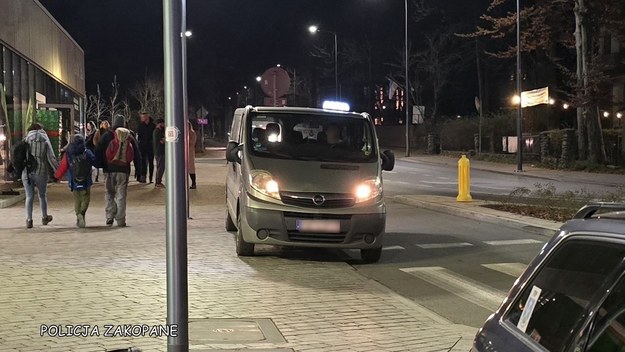 29-letni mężczyzna, mający trzykrotny sądowy zakaz kierowania pojazdami mechanicznymi, wsiadł za kierownicę busa taxi. /Policja Zakopane /