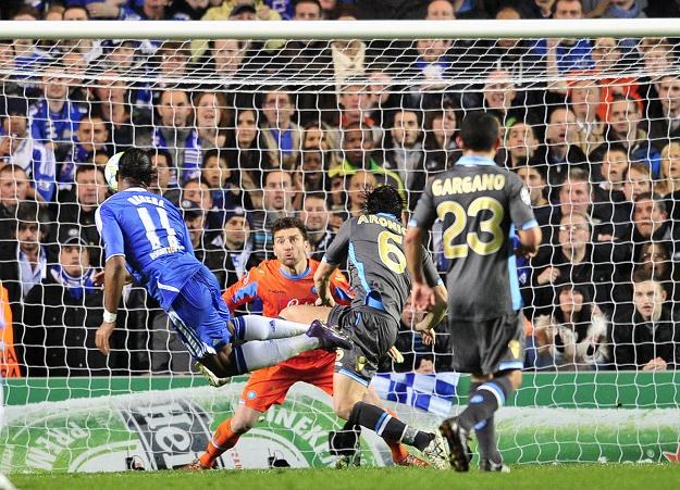 29. minuta meczu Didier Drobga strzela gola dla Chelsea /AFP