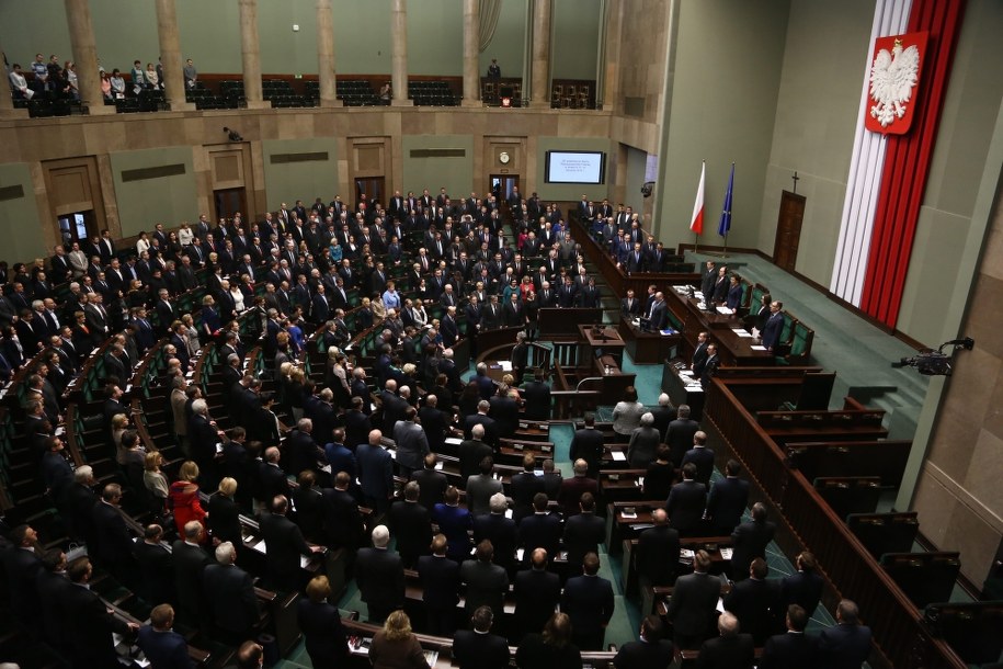 29 proc. respondentów oddałoby swój głos na PiS, a 27 proc. na PO /Tomasz Gzell    /PAP
