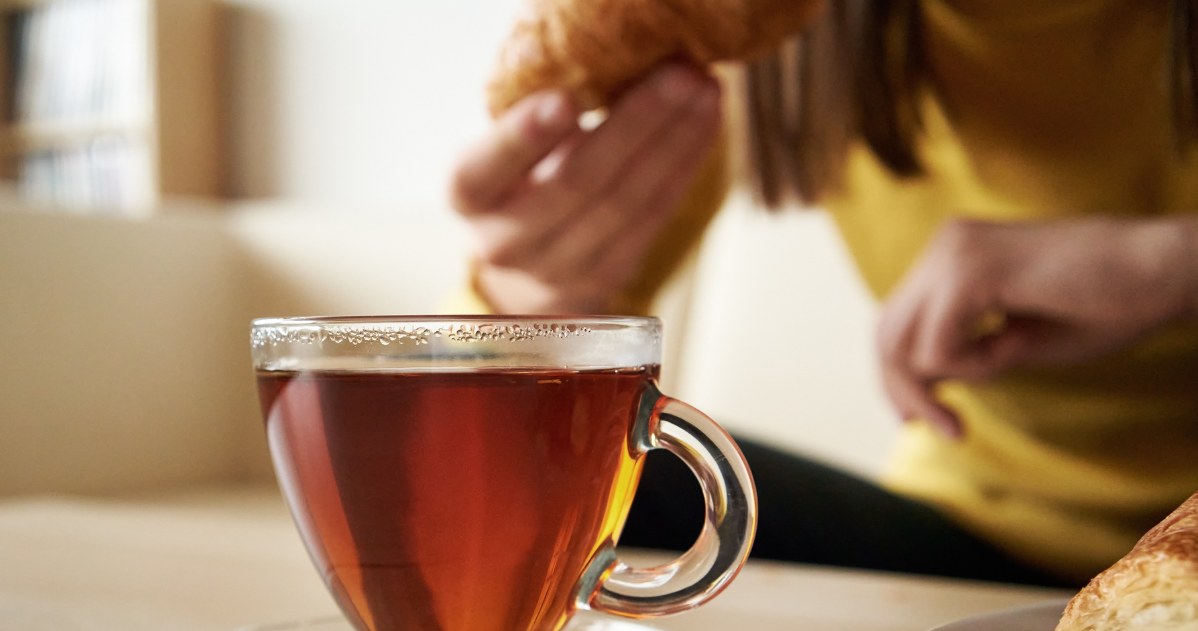 3-4 filiżanki herbaty dziennie to według ekspertów bezpieczna dawka. Zwracaj też jednak uwagę na porę spożywania napoju /123RF/PICSEL