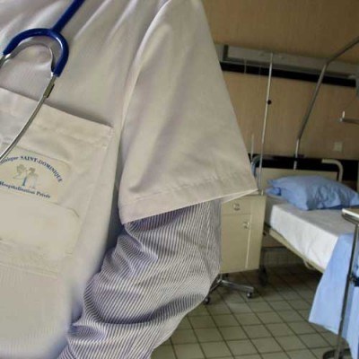 3,7 tys. zł- tyle miesięcznie brutto zarabia w białostockim szpitalu anestezjolog z 25-letnim stażem /AFP