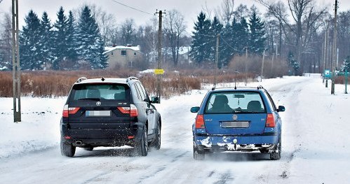 3. Brak wyznaczonych pasów ruchu na jezdni /Motor