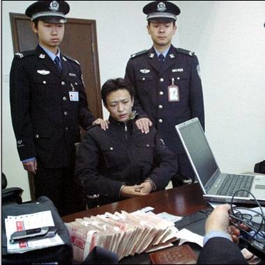 3 grudnia policja w Chinach zatrzymała hackera, który skradł z kont bankowych 12,776 dolarów /AFP