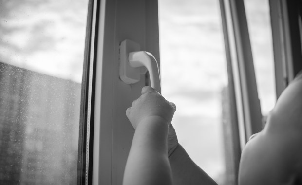 3-latek i 6-latek wypadli z okien. Policja wyjaśnia okoliczności