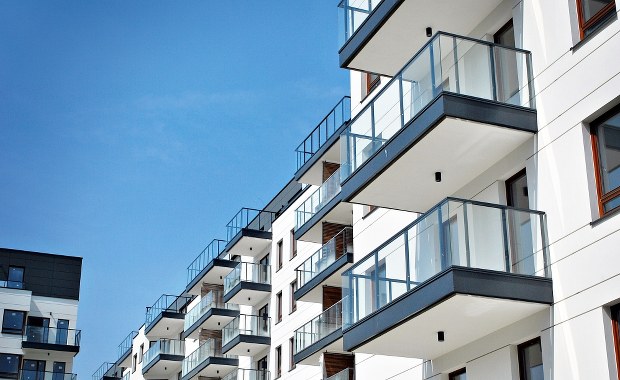 3-latek zatrzasnął matkę na balkonie. Potrzebna była pomoc strażaków