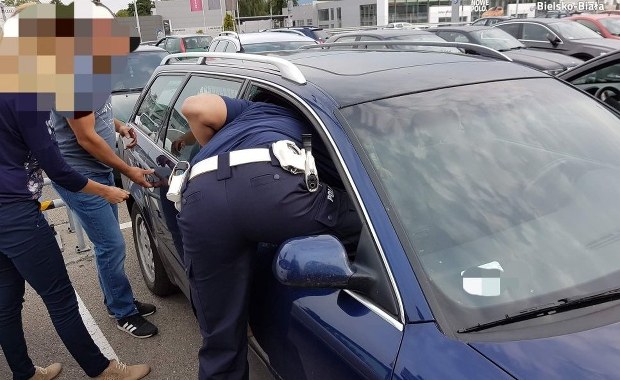 3-letni chłopiec zamknięty w aucie. Interweniowali policjanci, wybijając szybę