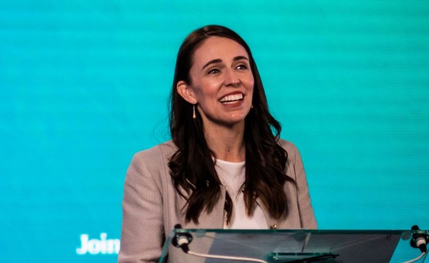 3-letnia córka przerwała live premier Nowej Zelandii. „Masz być w łóżku”