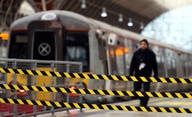 3-letnia dziewczynka wśród 21 poszkodowanych na lotnisku Heathrow 