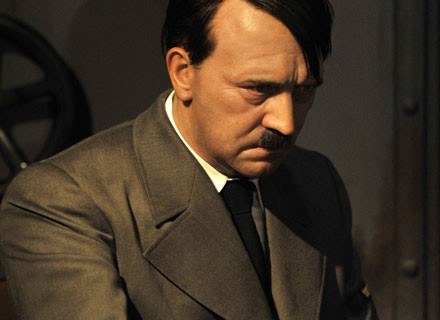 3 lipca: figura przedstawiająca Hitlera na prezentacji prasowej ma jeszcze głowę /AFP