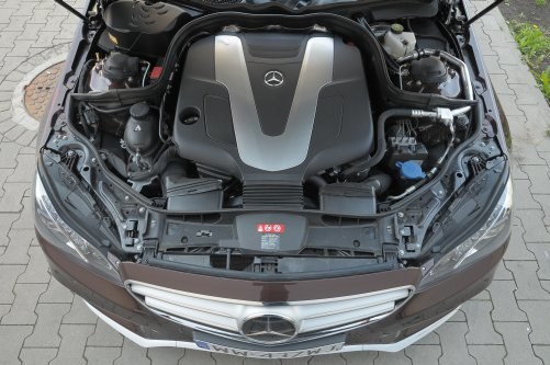 3-litrowego turbodiesla umieszczono wzdłużnie między przednimi kołami. Moc 252 KM zapewnia autu świetne osiągi. /Motor