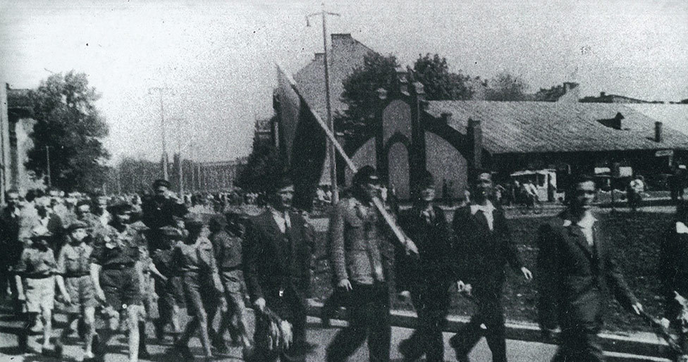 3 maja 1946 r. w Krakowie. Pochód wyruszajacy spod Akademii Górniczej - fotografia ze zbiorów Fundacji Centrum Dokumentacji Czynu Niepodległościowego /IPN