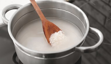 3 nietypowe płukanki do włosów. Wszystkie składniki znajdziesz w swojej kuchni