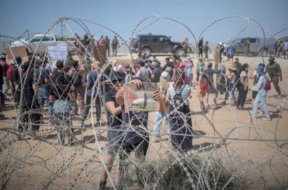 3 października 2025, granica Izraela z Gazą. Izraelscy lewicowi aktywiści protestują przeciwko wojnie, blokując wjazd pojazdów wojskowych na teren Gazy /Ilia Yefimovich /PAP