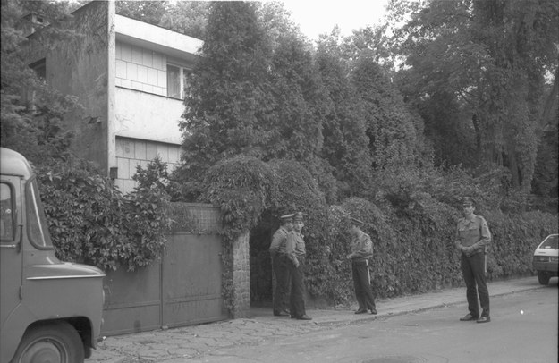 3 września 1992 r. Policja przed willą Jaroszewiczów w Aninie /CAF/Teodor Walczak /PAP