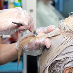 3 zasady pielęgnacji farbowanych włosów, które poprawią ich kondycję