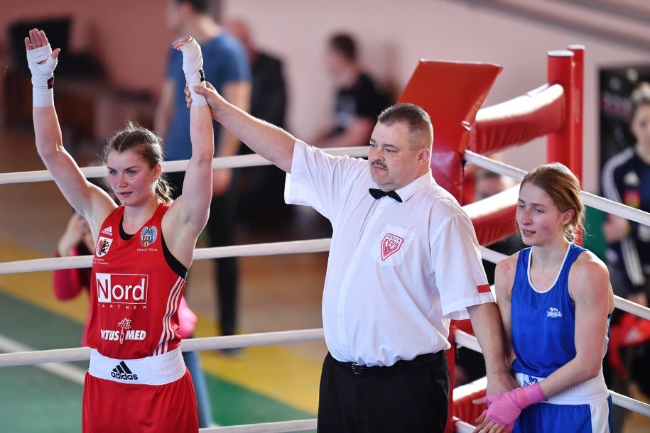 30.03.2019. Aneta Rygielska (L) wygrała w finałowej walce w wadze 60 kg z Marią Jackowska (P) podczas XIX Indywidualnych Mistrzostw Polski Seniorek w boksie w Grudziądzu /Marcin Gadomski /PAP