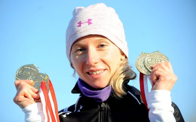 30.12.2014. Luiza Złotkowska pozuje do zdjęcia z pięcioma złotymi medalami zdobytymi podczas mistrzostw Polski w łyżwiarstwie szybkim na warszawskich Stegnach /Bartłomiej  Zborowski /PAP