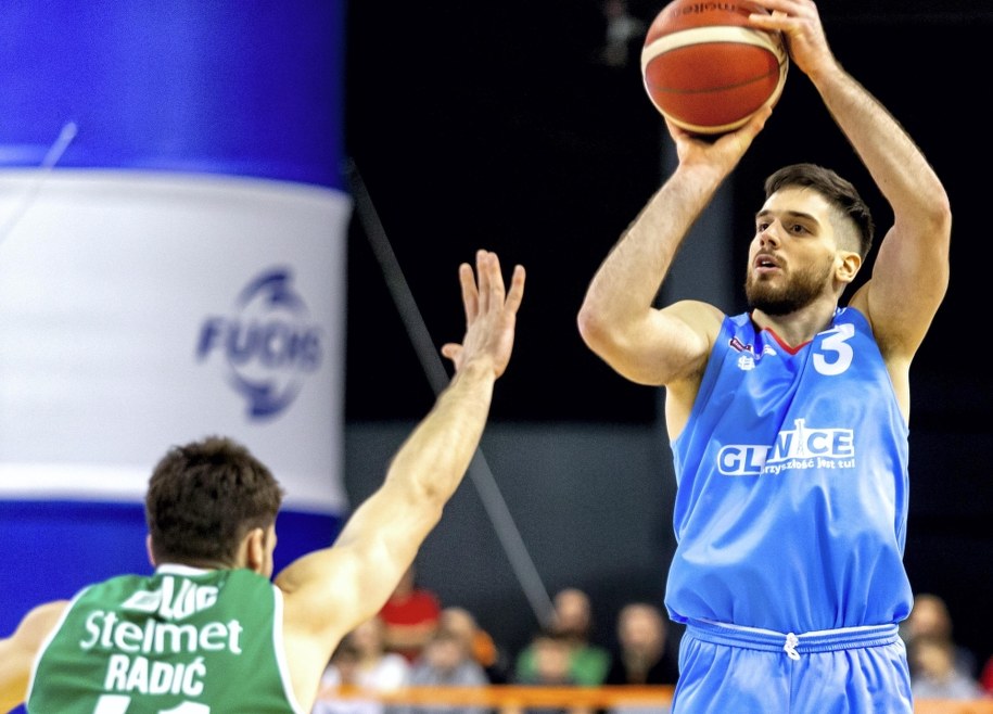 30.12.2019. Koszykarz GTK Gliwice Milivoje Mijović i Ivica Radić ze Stelmet Enea BC Zielona Góra / 	Andrzej Grygiel    /PAP