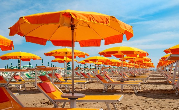 30 euro za dzień pod parasolem? Włoskie plaże świecą pustkami