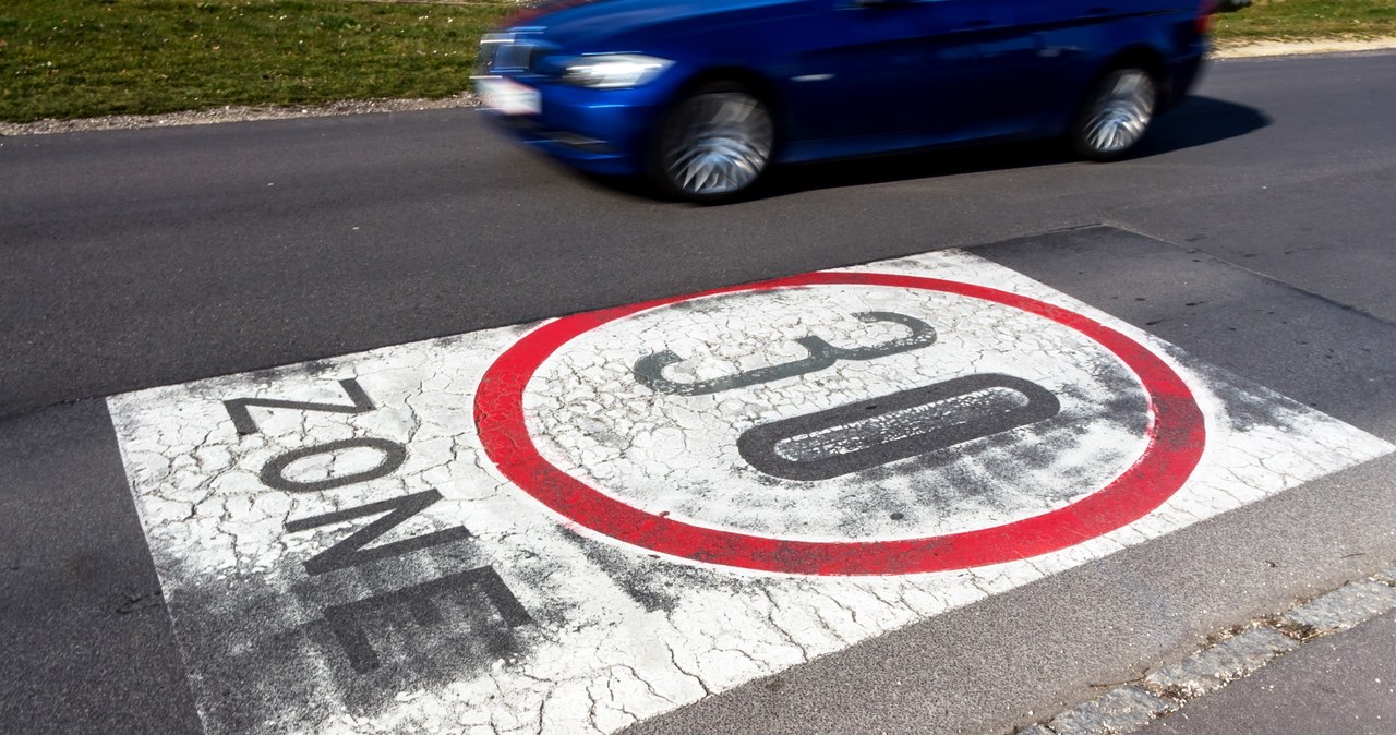 30 km/h na sens w ścisłych centrach, gdzie ruch zasady powinien być ograniczony. Strefa w całym mieście prowadzi do zwiększenia korków i emisji spalin /Getty Images