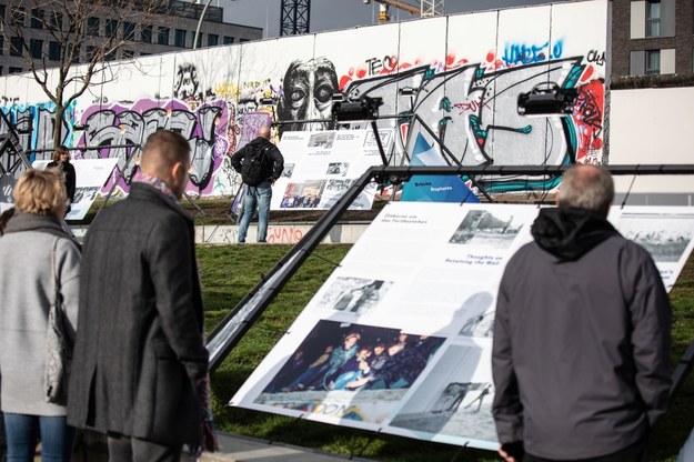 30 lat temu upadł Mur Berliński - do dziś symbol zimnej wojny /OMER MESSINGER  /PAP/EPA