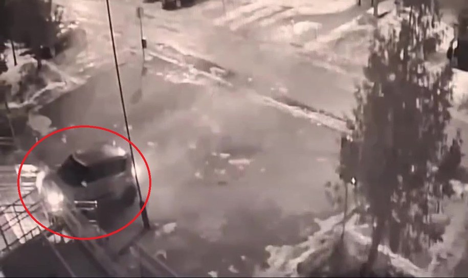 30-latek staranował auta przed komendą policji w Suwałkach, wjechał na schody prowadzące do jednostki, a potem próbował uciec /Policja /