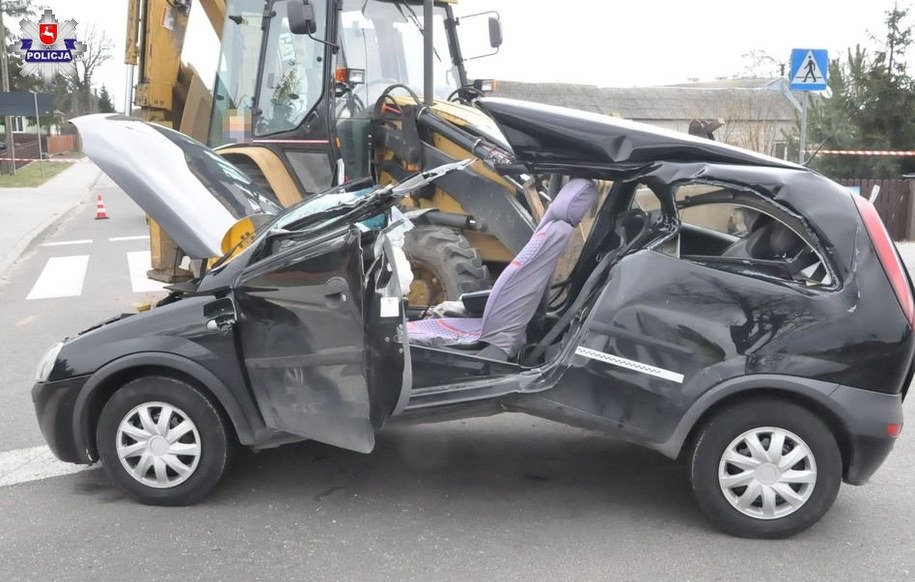 30-latkę trzeba było wycinać z opla /Policja