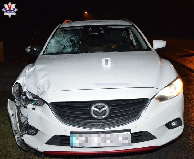 30-letni kierowca mazdy potrącił idącą poboczem lewej strony jezdni 15-latkę /Lubelska Policja /
