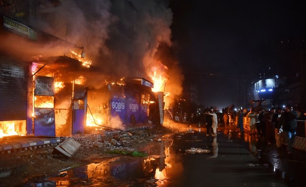 30 osób spłonęło w sklepie. Schowali się przed pożarem