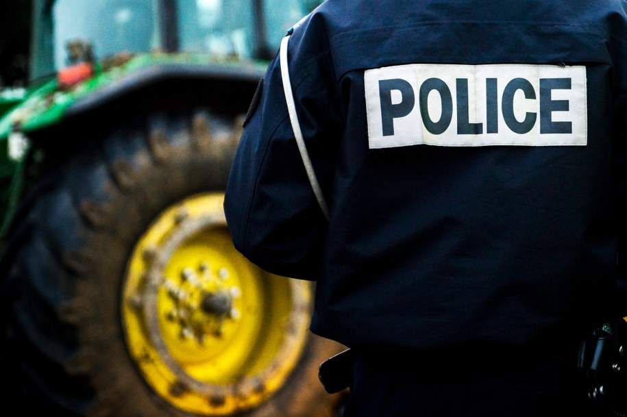 30 traktorów blokuje drogę w pobliżu miasta Saint Arnoult na południe od Paryża /ETIENNE LAURENT /PAP/EPA