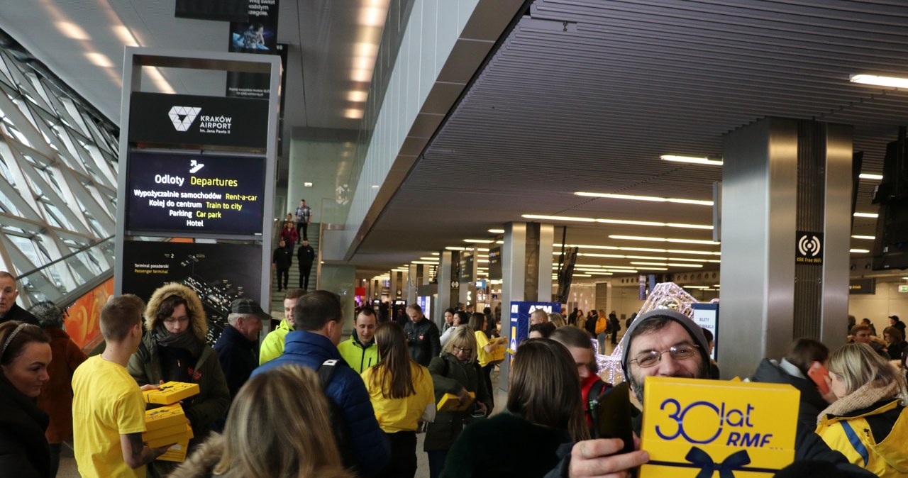 30 tys. bombonierek na 30. urodziny RMF FM, czyli słodkie powitanie pasażerów Air Port Kraków 