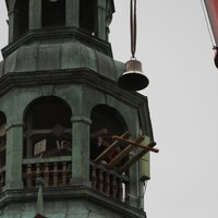 Wieszanie nowego dzwonu na wieży olsztyńskiego ratusza