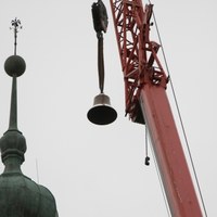 Wieszanie nowego dzwonu na wieży olsztyńskiego ratusza