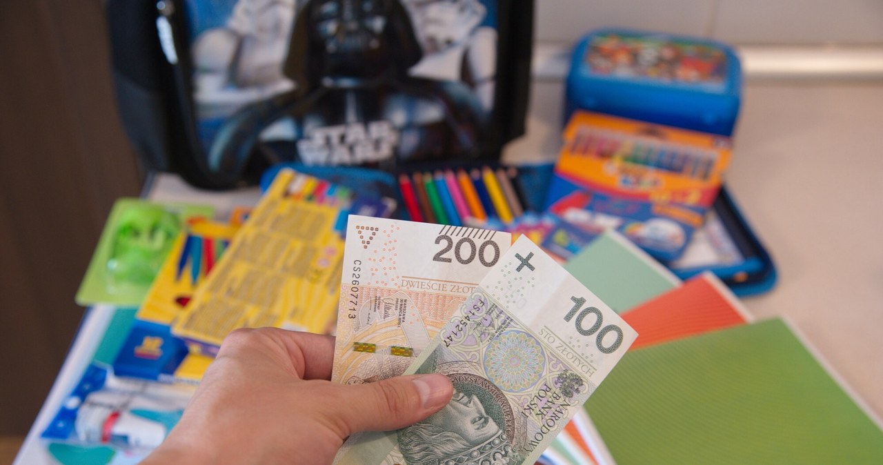 300 plus straciło swoją wartość nabywczą. Eksperci szacują, ile obecnie wynosi /Bartlomiej Magierowski/East News /East News