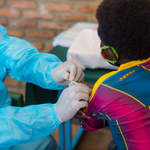 300 tysięcy dawek szczepionki przeciw COVID-19 trafi z Polski do Rwandy