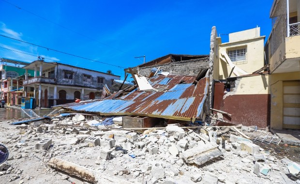 304 ofiary, los setek jest nieznany. Trwa akcja ratunkowa po trzęsieniu ziemi na Haiti