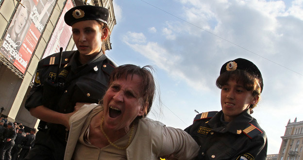 31.05.2010 r.: Milicjantki aresztują uczestniczkę protestu w Moskwie /INTERIA.PL