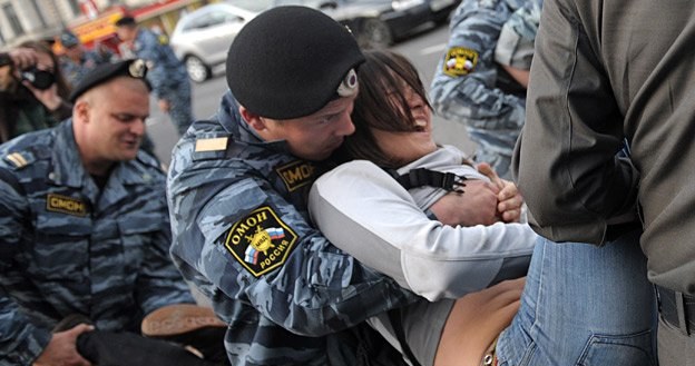 31.08.2009 r.: Funkcjonariusze OMON (sił specjalne milicji) rozpędzają demonstrację pod Kremlem /INTERIA.PL
