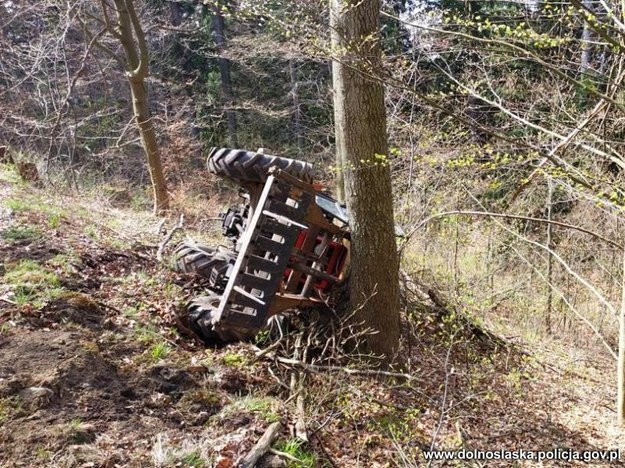 31-latek wywrócił i porzucił w lesie kradziony ciągnik /Dolnośląska Policja /Policja
