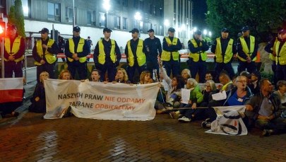  31 osób wylegitymowanych przed parlamentem. Są wnioski o ukaranie