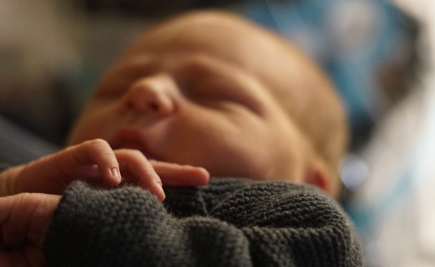 32 dni w śpiączce z powodu Covid-19. 5-miesięczny Dom opuszcza szpital 