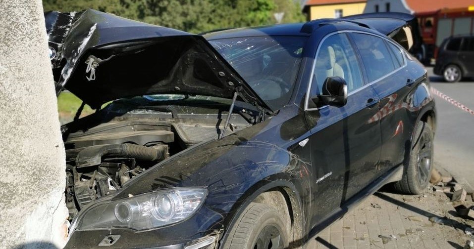 32-latek rozbił ukradzione chwilę wcześniej BMW, a następnie uciekł z miejsca zdarzenia. /KPP Prudnik /