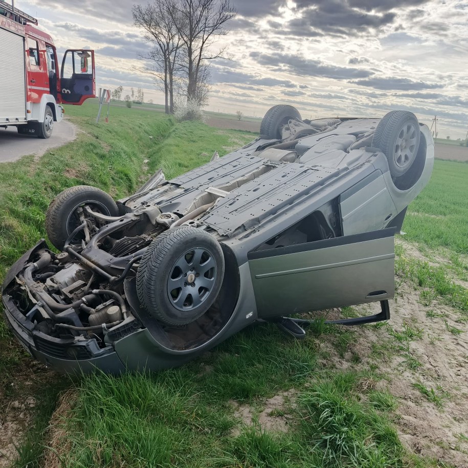 32-letni kierowca Audi, który wypadł z drogi w wielkopolskiej miejscowości Tarnówka, miał w organizmie ponad 5,7 promila alkoholu /Komenda Powiatowa Policji w Kole